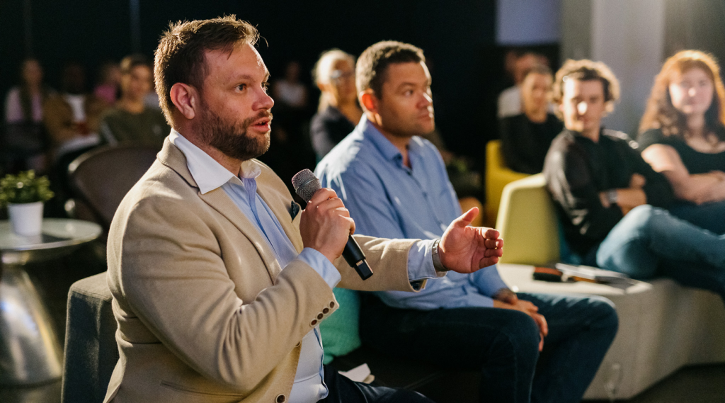 Crowd asking questions at Nir's on the couch with event